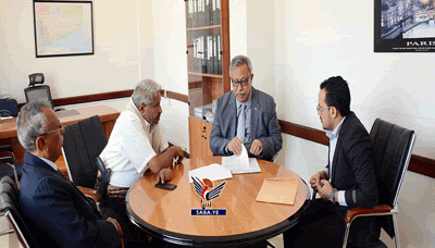 رئيس الوزراء يناقش مع القائم بإعمال محافظ الحديدة الاحتياجات الطارئة للمحافظة