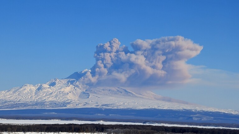بركان “شيفيلوتش” يثور ويصل رماده إلى مدينة بيلغورود الروسية