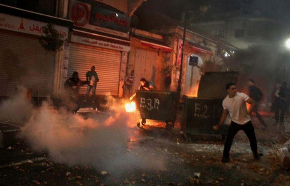 اندلاع مواجهات بين شبان فلسطينيين وقوات العدو في مخيم شعفاط بالقدس