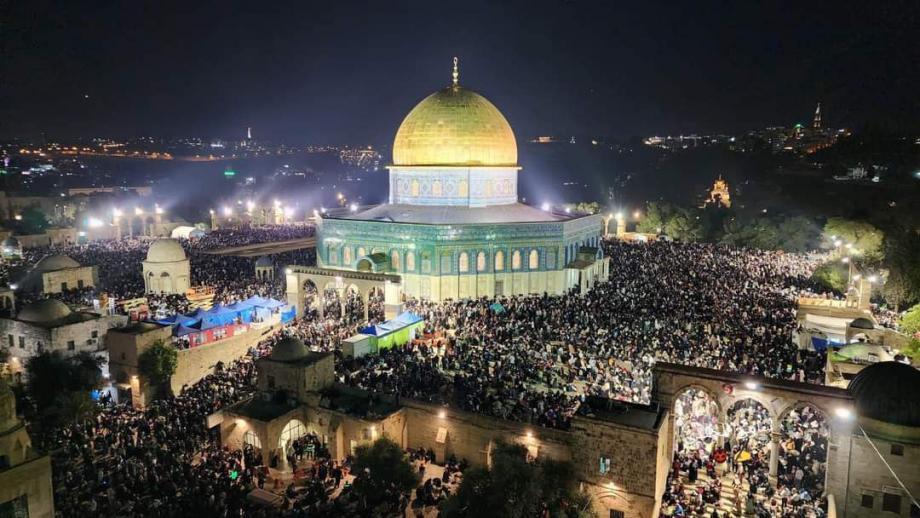 عشرات الآلاف يتوافدون الى الأقصى رغم تضييقات العدو الصهيوني