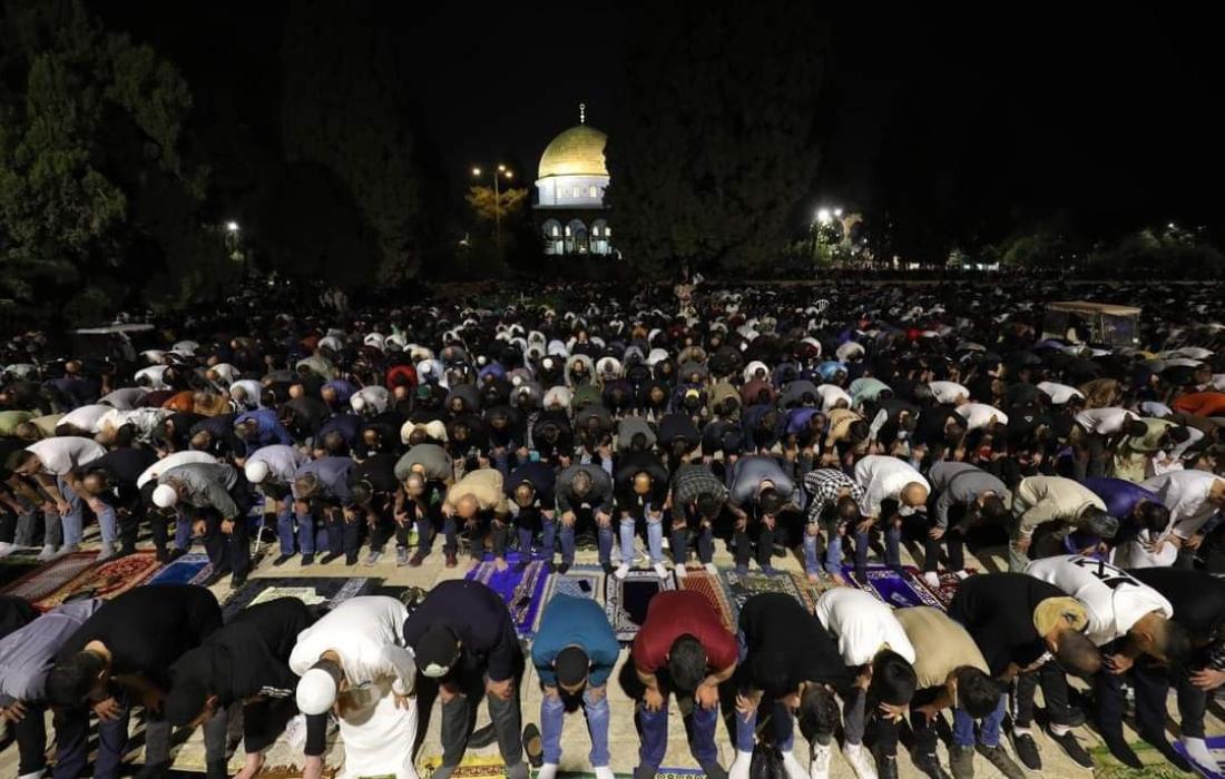 نحو 80 ألف مصلٍّ أدوا صلاتي العشاء والتراويح في رحاب الأقصى رغم تشديدات العدو