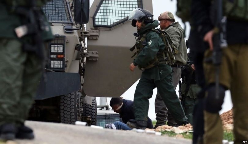قوات العدو الصهيوني تعتقل شاباً فلسطينياً وتحتجز آخرين جنوب نابلس بالضفة المحتلة