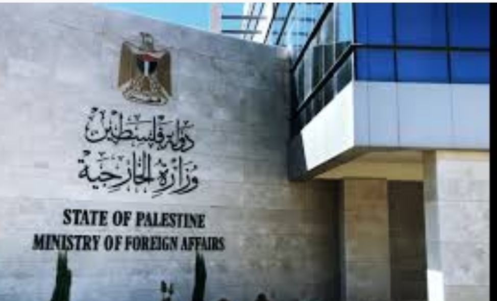 فلسطين تدين رفع علم العدو على سطح وجدران الحرم الابراهيمي 