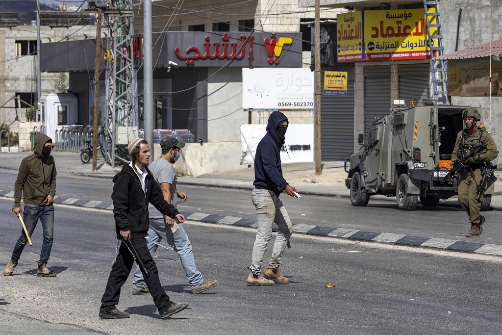 مستوطنون يعتدون على فلسطينيين ويحطموا مركبتهم شرق مدينة رام الله بالضفة المحتلة