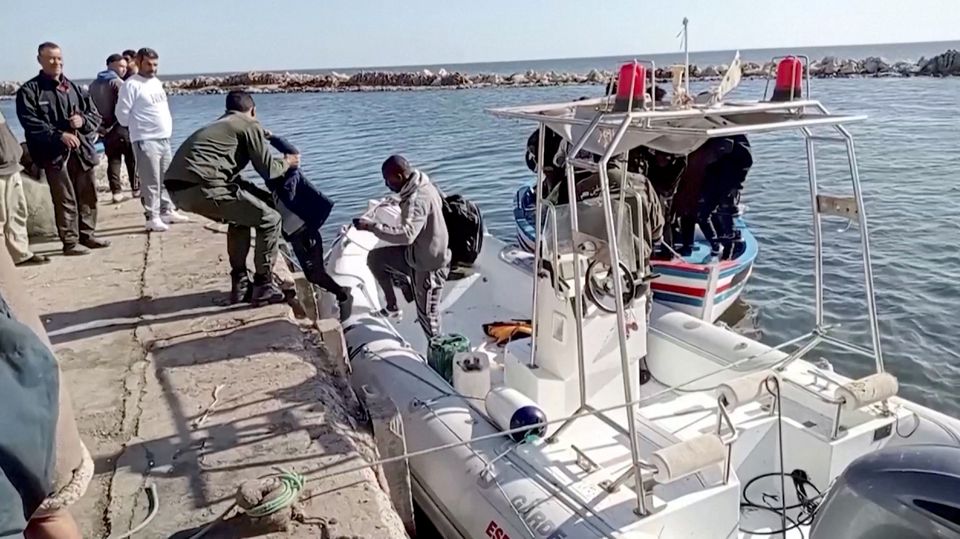 انتشال عشرات الجثث لمهاجرين قبالة السواحل التونسية