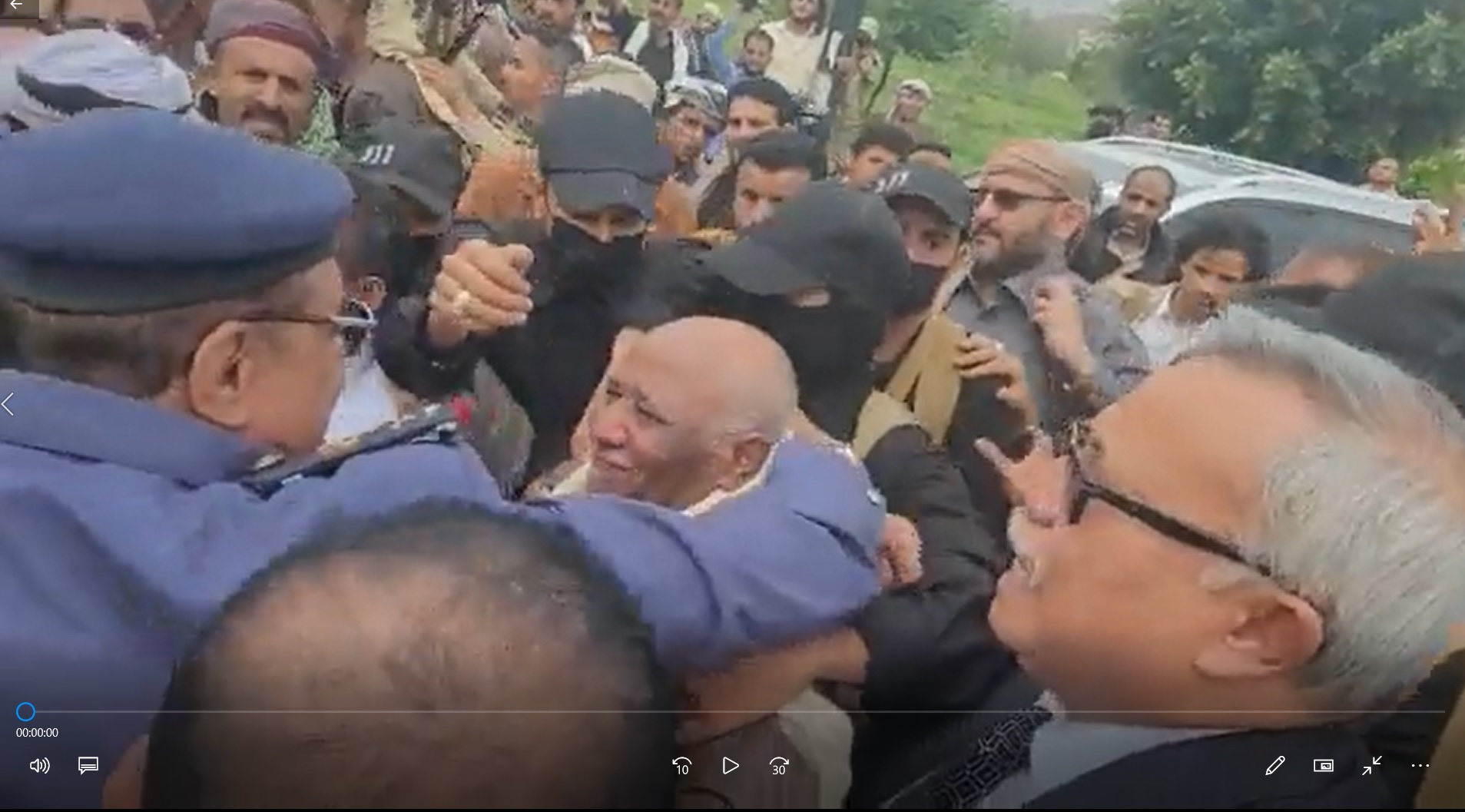 بتوجيهات من قائد الثورة الافراج عن الاسير فيصل رجب بتوجيهات من قائد الثورة الافراج عن الاسير فيصل رجب