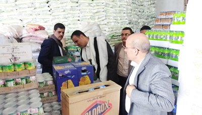 محافظ حجة يطلع على مدى توفر السلع التموينية وتقيد التجار بالأسعار