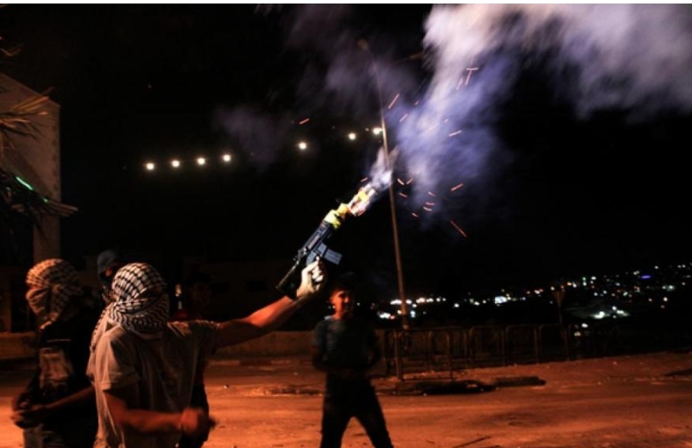مواجهات عنيفة في القدس واستهداف بؤر استيطانية بالمفرقعات النارية