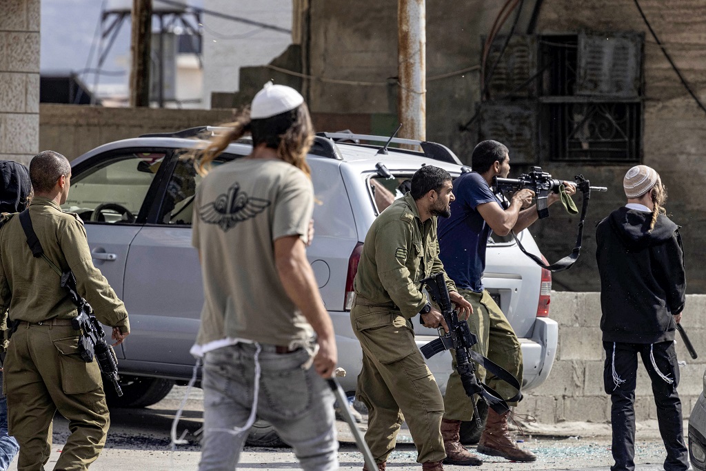 إصابة شاب فلسطيني في هجوم للمستوطنين اليهود قرب بلدة سلواد بالضفة المحتلة