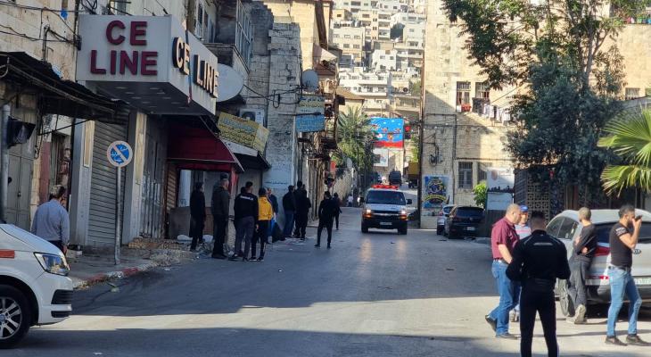 العدو الصهيوني يصيب شابا فلسطينيا ويعتقل آخرين في نابلس والخليل