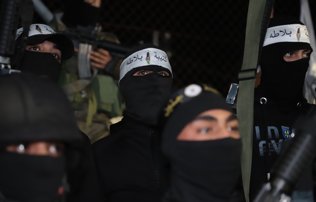 سرايا القدس تستهدف بالرصاص سيارتين للمستوطنين في جنين والعدو يغلق حاجز مخيم شعفاط