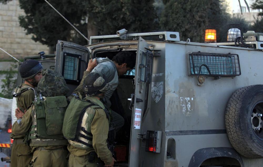 قوات العدو تعتقل أربعة شبان فلسطينيين من جنين بعد استدعائهم للمقابلة