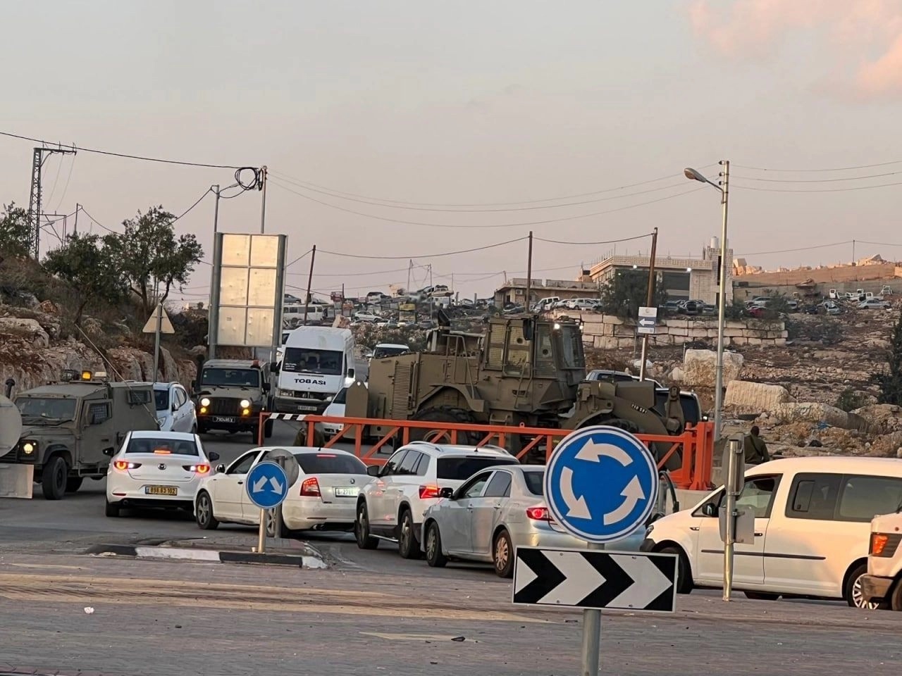 العدو الصهيوني يواصل إغلاق مدخلي قرية المغير لليوم الـ 16 على التوالي