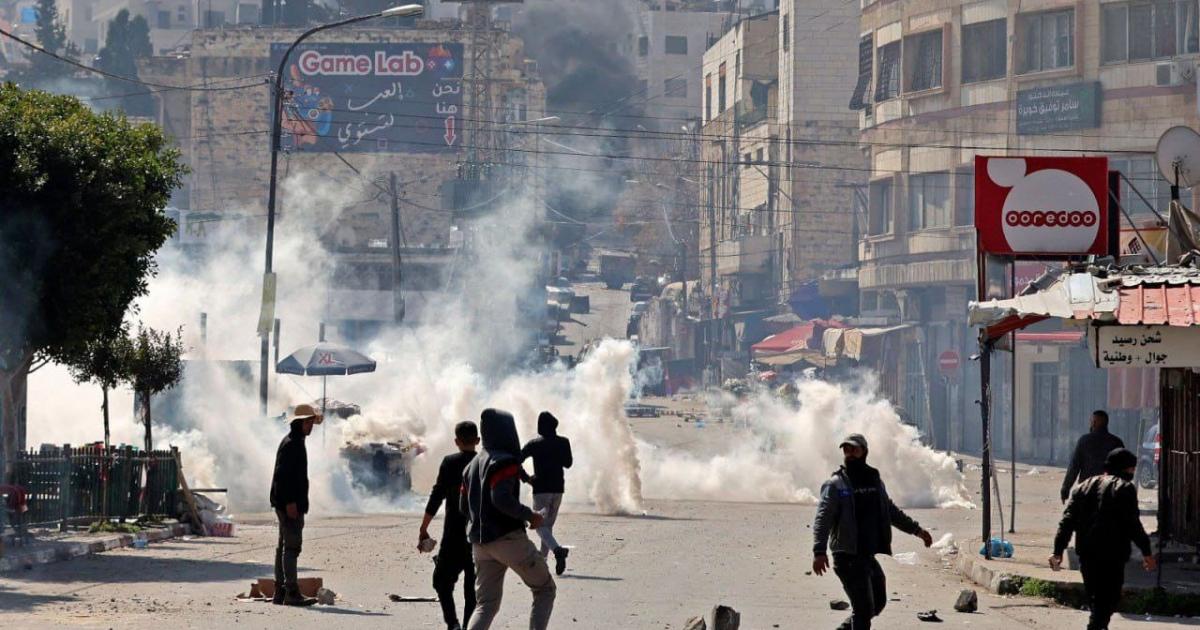 مواجهات مع العدو الصهيوني جنوب بيت لحم ومستوطنون يتجمعون جنوب شرق بيت لحم