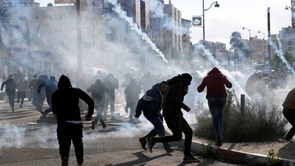إصابة عدد من الفلسطينيين بحالة اختناق خلال اقتحام قوات العدو الصهيوني بلدة قباطية