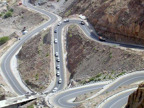 بتكلفة 37 مليون دولار.. توقيع اتفاقية لتنفيذ مشاريع طارئة لصيانة الطرق في 8 محافظات