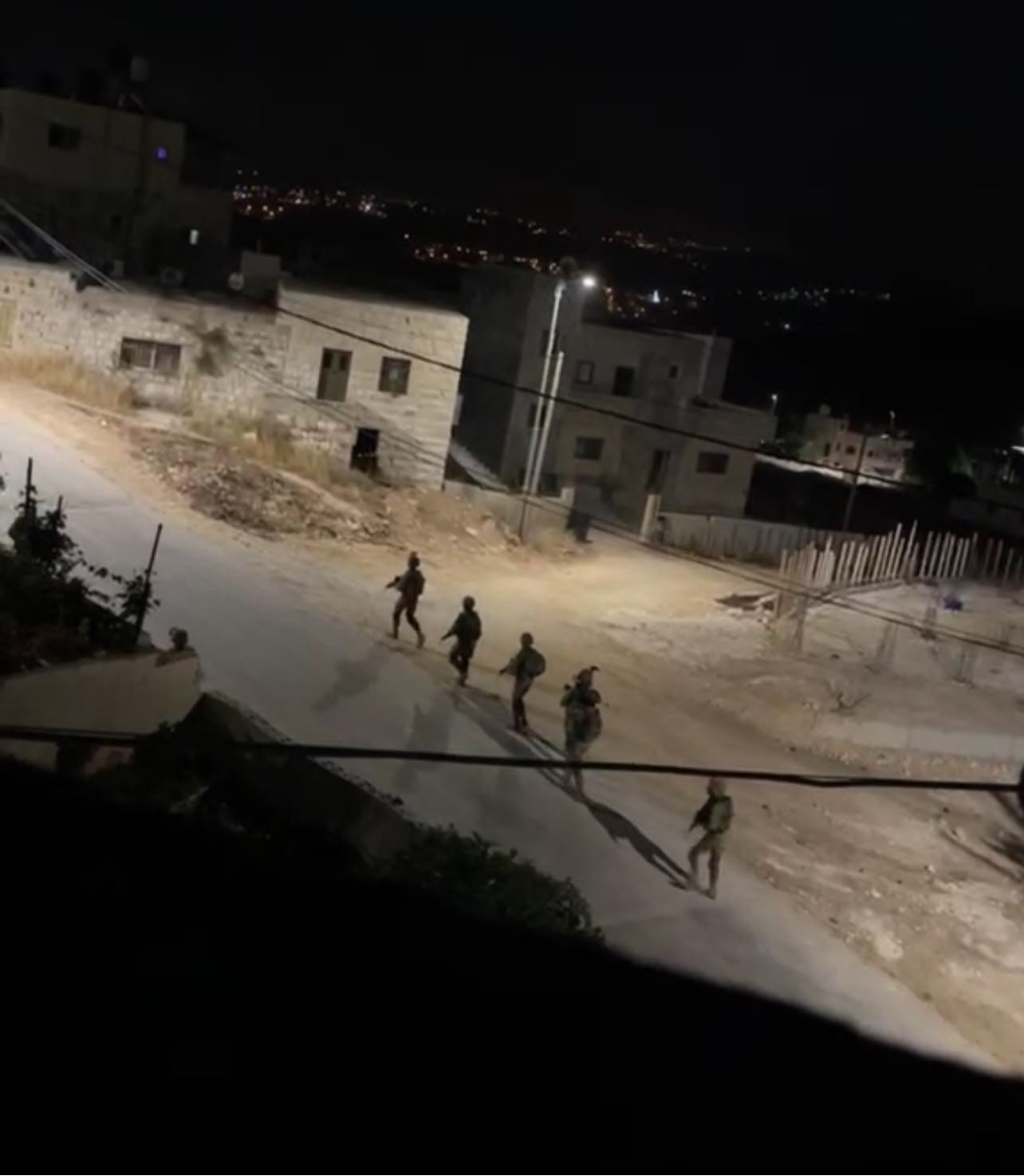 العدو الصهيوني يعتدي على فلسطيني في النبي صالح.. ويصيب آخر في قلقيلية   