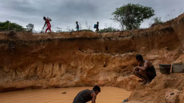 مقتل 12 شخصا علقوا في منجم للذهب في فنزويلا