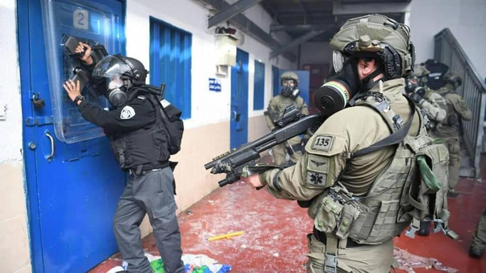 قوات العدو الصهيوني تقمع عدداً من الأسرى في سجن “نفحة” وسط حالة من التوتر