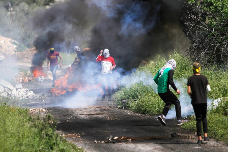 إصابة فلسطينيين بالرصاص والغازات في اعتداءات صهيونية جديدة في الضفة الغربية المحتلة
