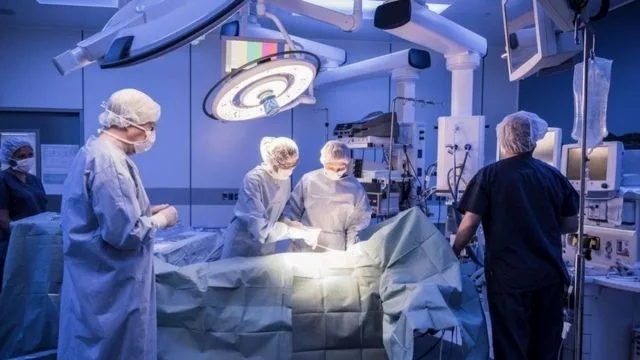 أطباء فرنسيون يجرون عملية جراحية لجنين مصاب بتشوه خطير في المخ وهو في بطن أمه