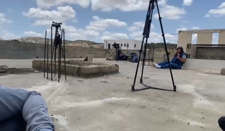 العدو الصهيوني يستهدف الطواقم الصحفية والطبية خلال عدوانه على جنين ويصيب صحفي