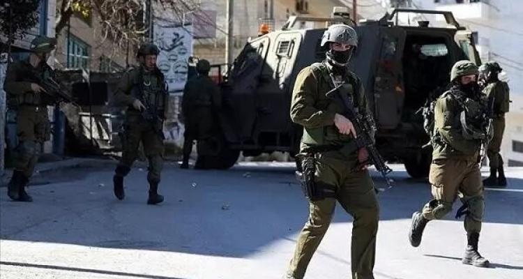استشهاد شاب فلسطيني شمال طوباس واعتقال اثنين آخرين جنوب نابلس