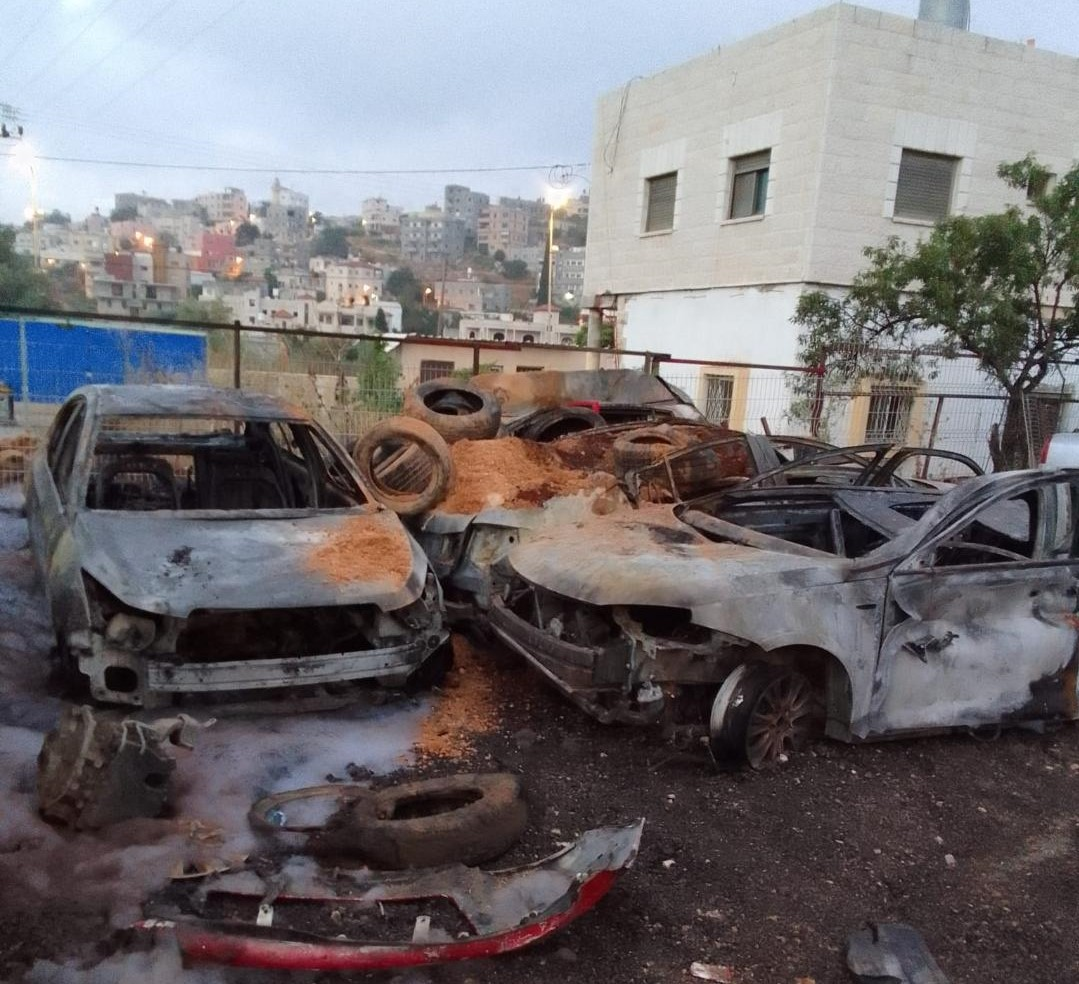 مستوطنون يعتدون ويحرقون سيارات ومحلات فلسطينيين شمال غرب مدينة رام الله