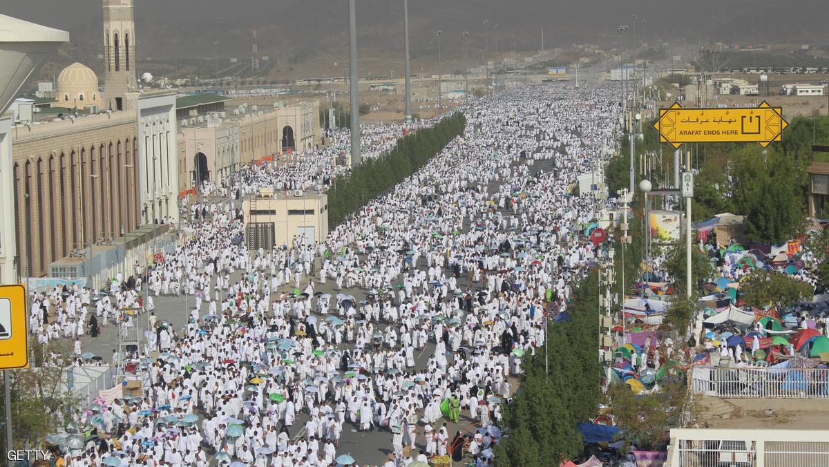 حجاج بيت الله الحرام ينفرون من عرفات إلى مزدلفة بعد أدائهم الركن الأعظم