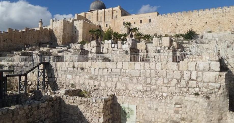 العدو الصهيوني يواصل الحفر والتهويد وسرقة آثار القصور الأموية بالقدس