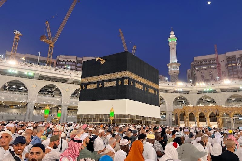 حجاج بيت الله الحرام غير المتعجلين يؤدون طواف الوداع بعد إكمال مناسكهم