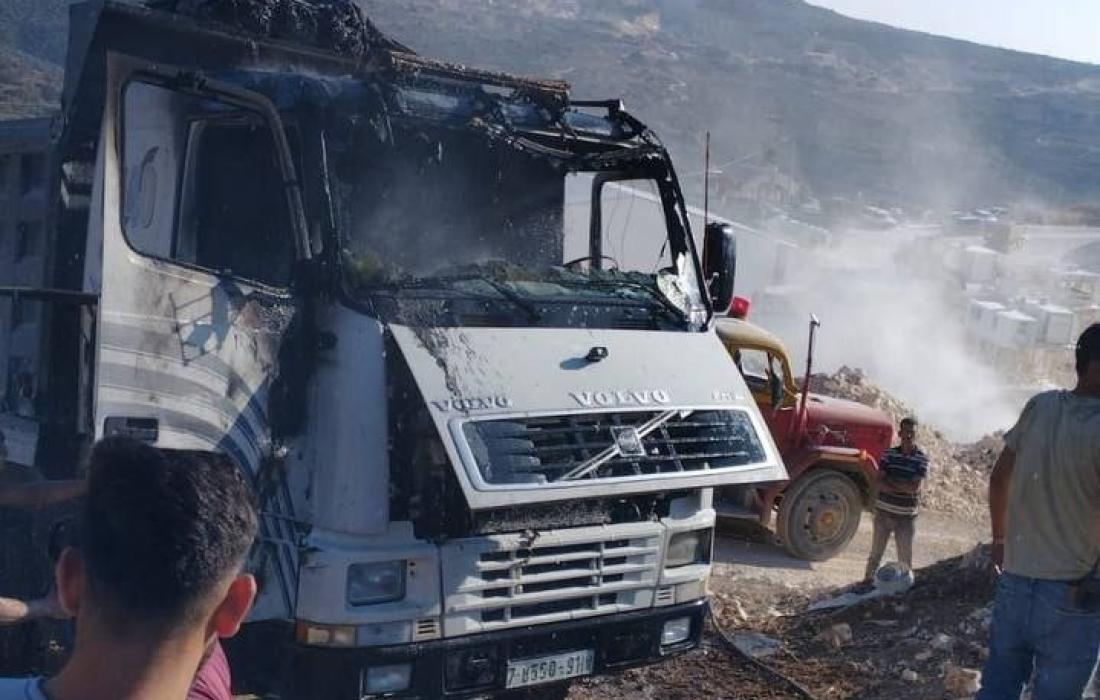 مستوطنون يحرقون شاحنة جنوب نابلس وقوات العدو تعتقل فلسطينيين من طوباس ونابلس