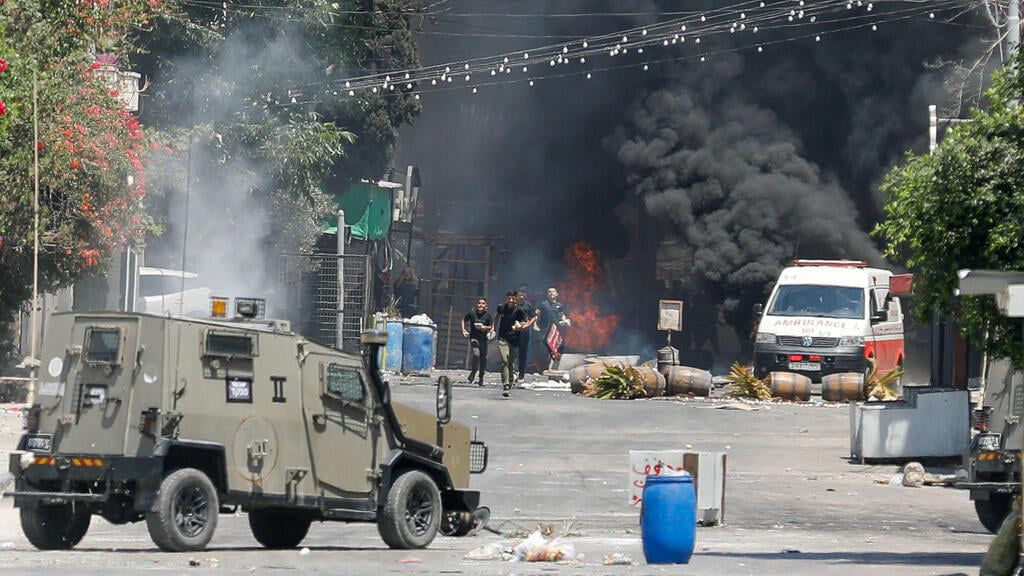 إصابة عشرات الفلسطينيين في مواجهات مع قوات العدو الصهيوني بالضفة الغربية