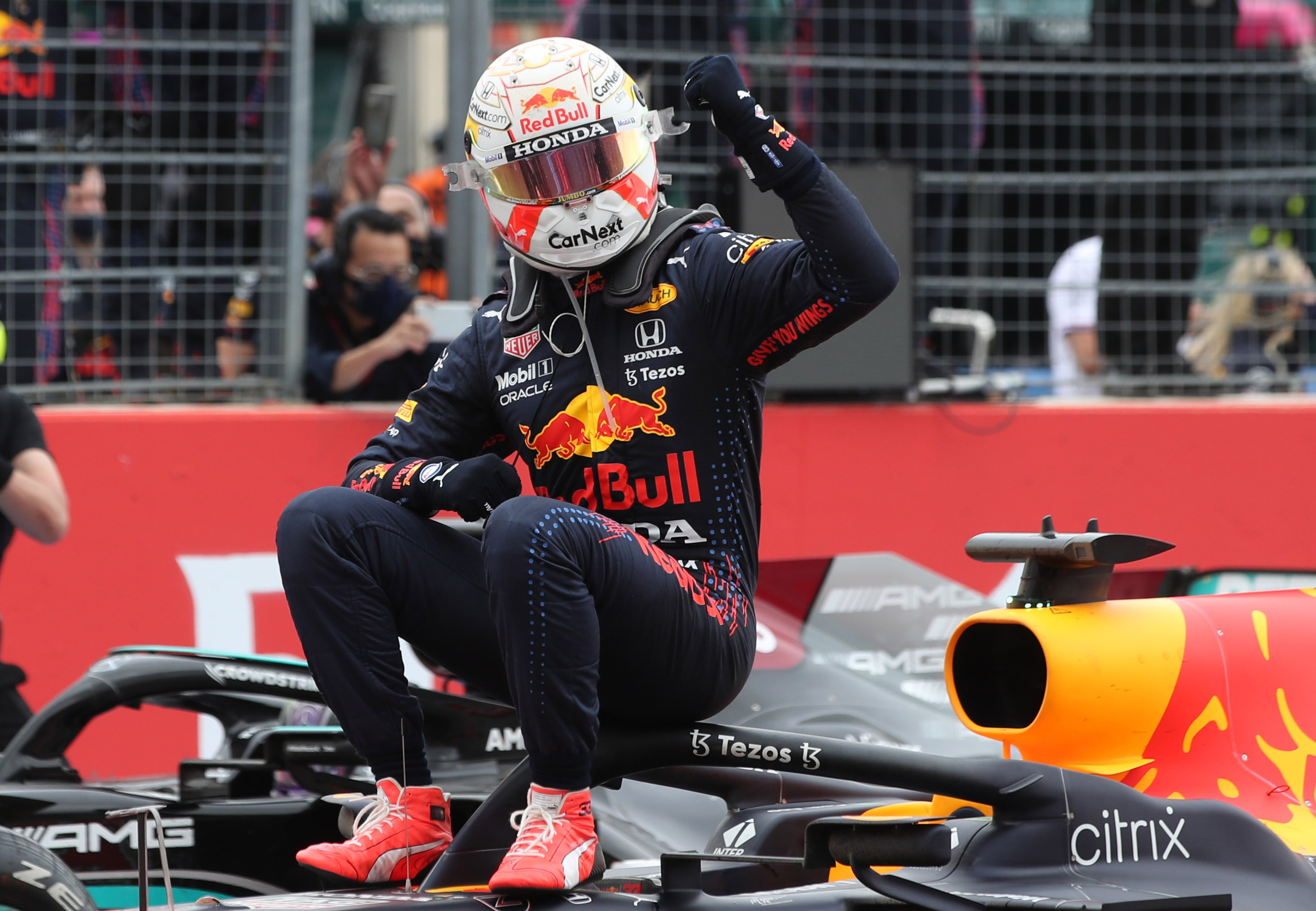 الهولندي ماكس فيرستابن يفوز بجائزة بريطانيا الكبرى