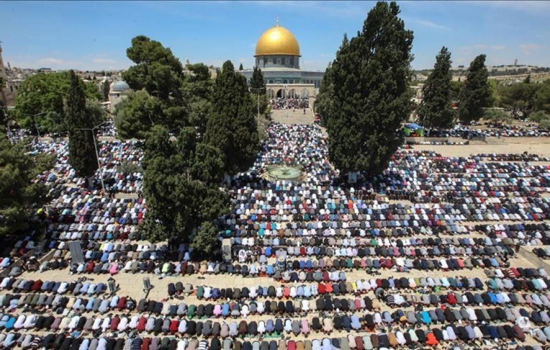 عشرات الآلاف من الفلسطينيين  يؤدون صلاة الجمعة في رحاب الأقصى