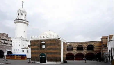 أعضاء السياسي الأعلى يؤدون صلاة عيد الفطر بالجامع الكبير بصنعاء