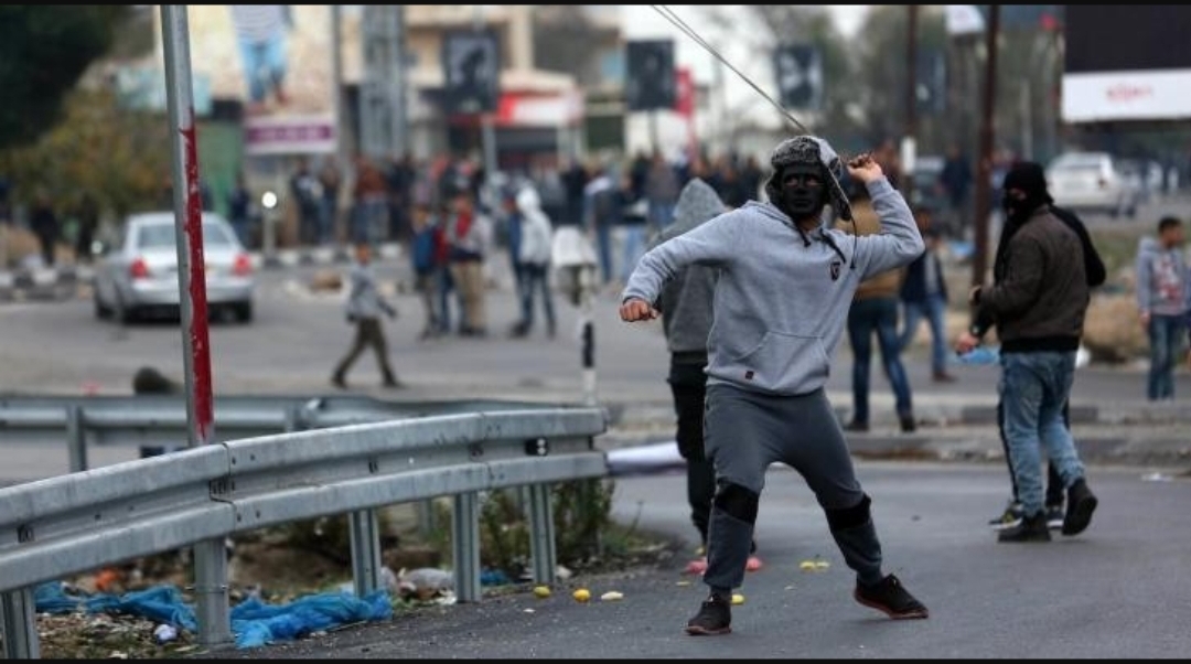 فلسطين المحتلة: اندلاع مواجهات في الخليل ونصب حاجز عسكري غرب سلفيت