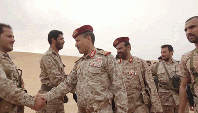 وزير الدفاع يزور أبطال الجيش واللجان الشعبية في صحراء الاجاشر بالجوف