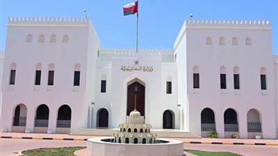 سلطنة عمان تستنكر تكرار السويد منح المتطرفين تصاريح لحرق وتدنيس نسخ من المصحف الشريف