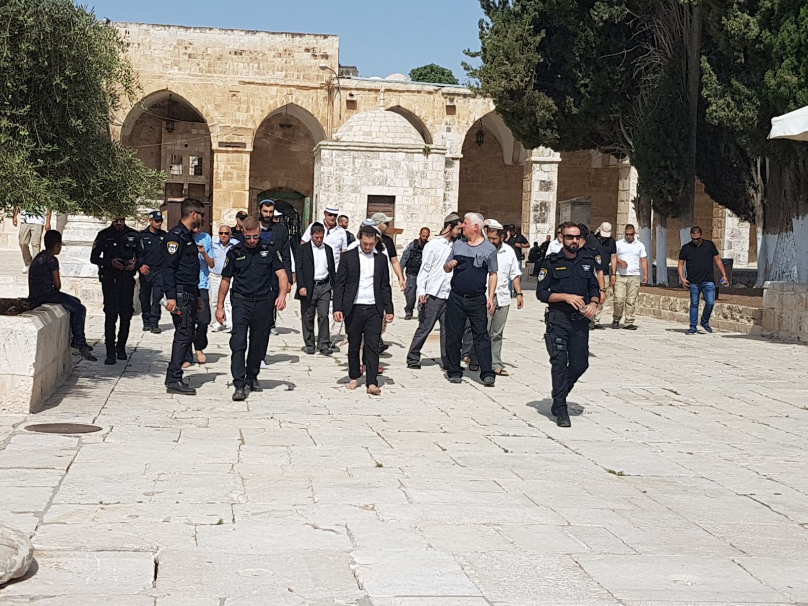 عشرات المستوطنين يجددون اقتحامهم لباحات المسجد الأقصى