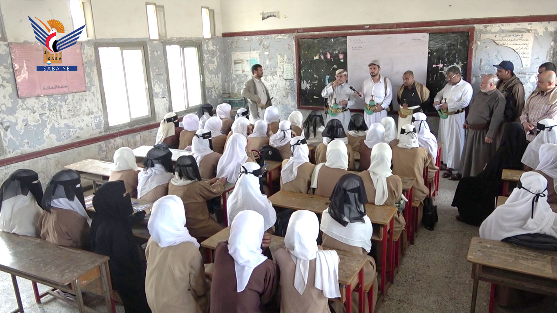 وزير التربية يتفقد سير العملية التعليمية في مدارس مدينة الحديدة