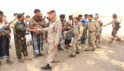 قيادة الدفاع والاركان تواصل زيارات المعايدة للمقاتلين في جبهات الساحل الغربي