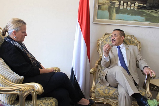 وزير الخارجية يلتقي غراندي ويسلمها رسالة من الرئيس المشاط لأمين عام الأمم المتحدة