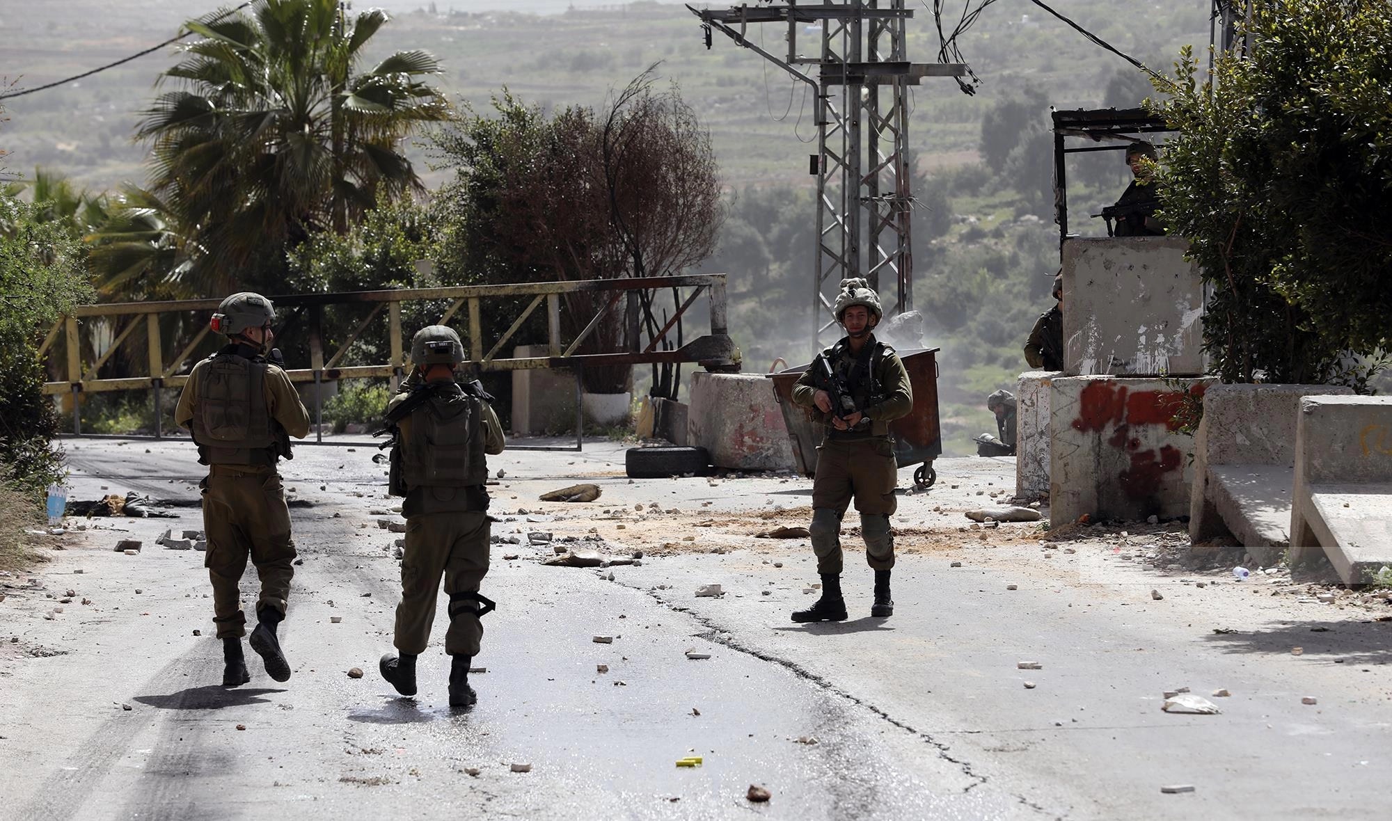 إصابة فلسطينيين بالرصاص المعدني واعتقال 16 آخرين في محافظة الخليل