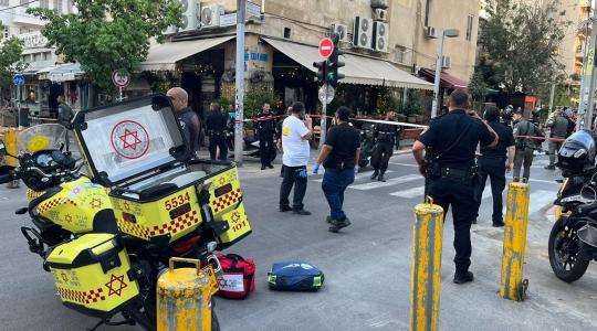 إصابة ثلاثة صهاينة أحدهم حالته حرجة في عملية إطلاق نار بـ”تل أبيب” واستشهاد المنفذ