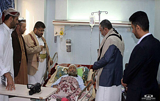 عضو السياسي الأعلى ووزير الداخلية يطمئنان على صحة العلامة محمد الحوثي