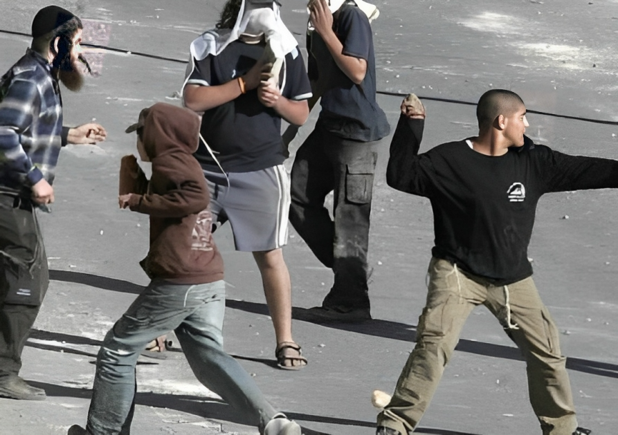 قطعان المستوطنين يُهاجمون مركبات الفلسطينيين في البيرة