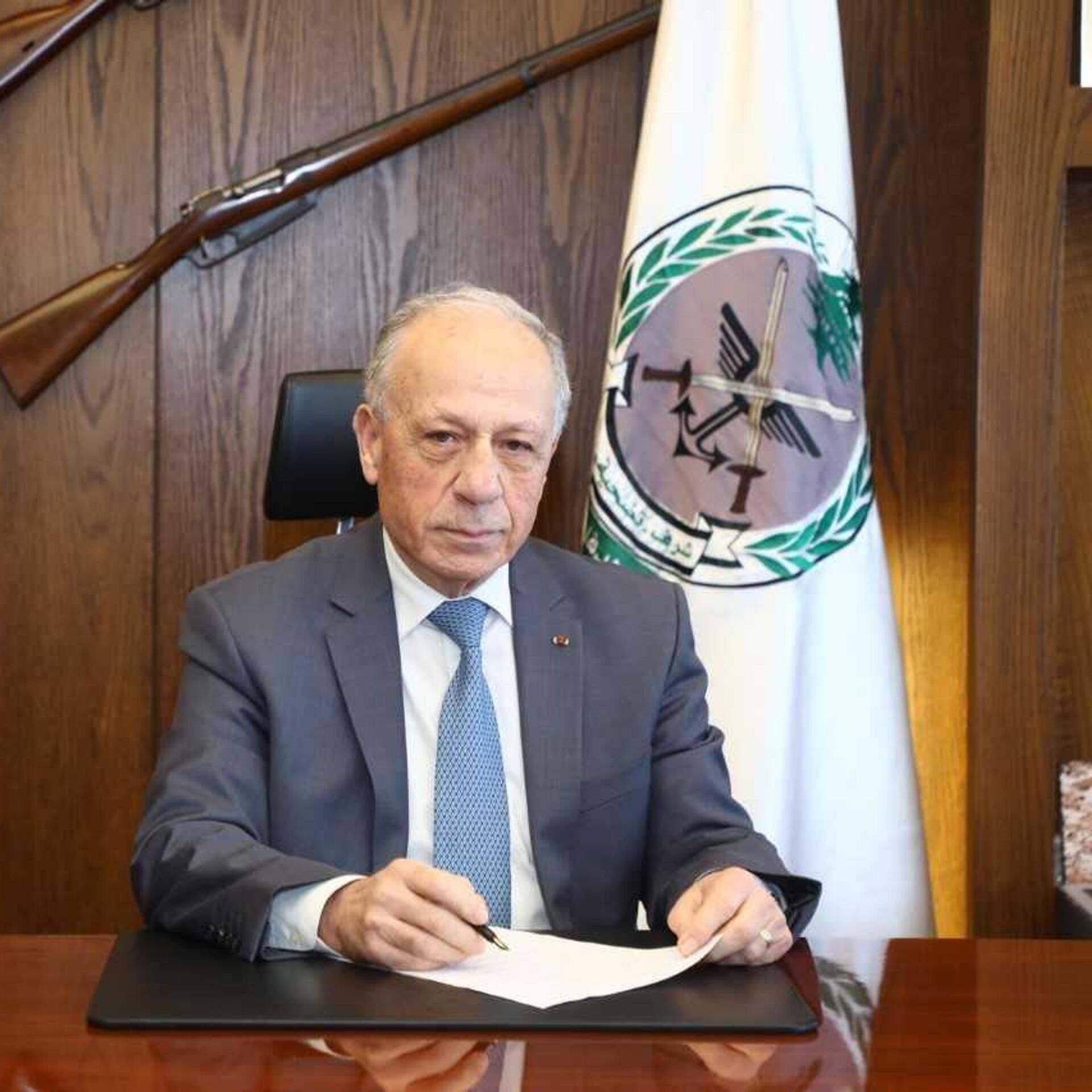 نجاة وزير الدفاع اللبناني من محاولة اغتيال وتعرض سيارته لإطلاق نار من مجهولين