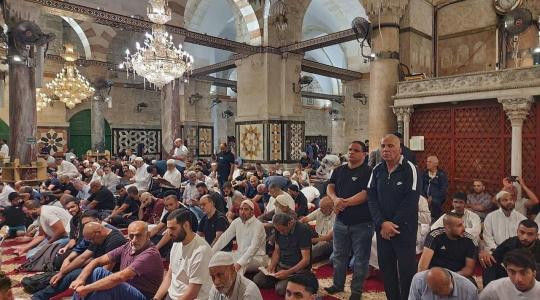 عشرات الآلاف يؤدون صلاة الجمعة في  رحاب الأقصى رغم تشديدات العدو الصهيوني