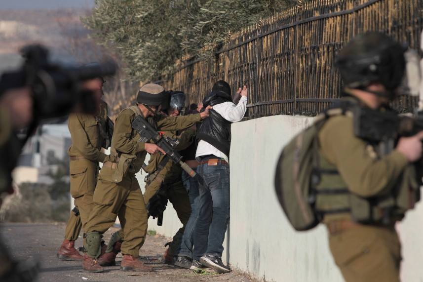 قوات العدو تعتقل أربعة شبان فلسطينيين بالضفة الغربية والقدس